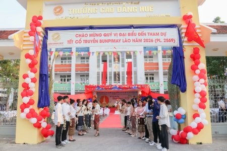 Lưu học sinh Lào vui Tết cổ truyền Bunpimay ở Huế