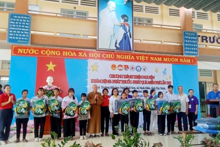 Tây Ninh: Khám, phát thuốc và trao quà cho người dân xã Ninh Điền