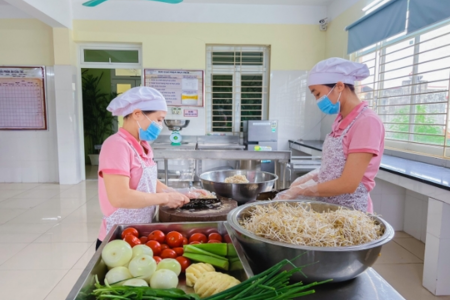 TPHCM quyết liệt ngăn chặn thực phẩm bẩn vào bếp ăn trường học