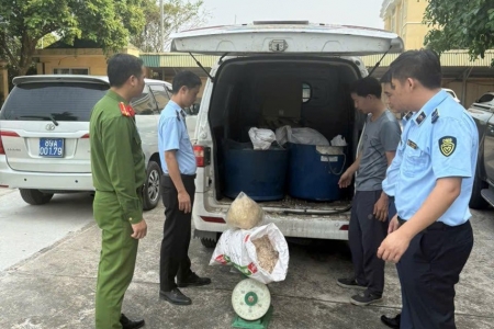 Hưng Yên: Phát hiện 415kg bì lợn, mỡ lợn ôi thiu trong xe ô tô