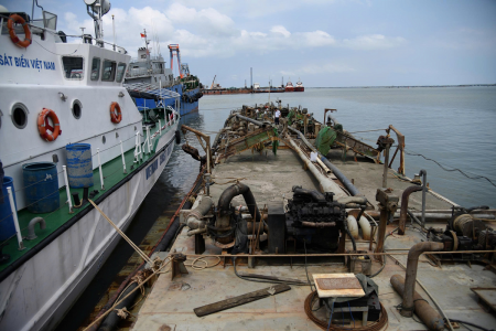 Cảnh sát biển bắt giữ 3 phương tiện vận chuyển trái phép 1.300 khối cát tại Cần Giờ