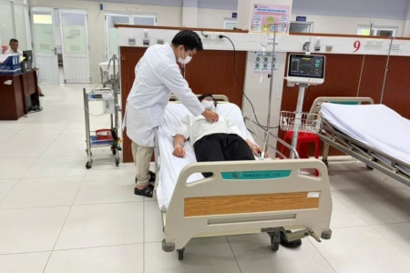 Bộ Y tế yêu cầu khẩn trương điều tra, xử lý vụ 11 công nhân nghi ngộ độc thực phẩm tại TP HCM