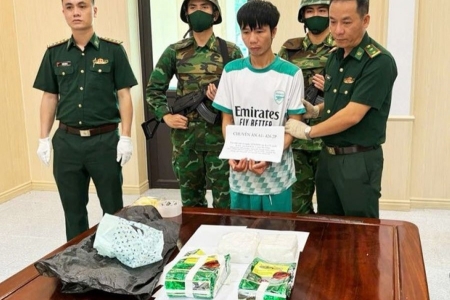 Hà Tĩnh: Bắt 2 đối tượng vận chuyển 2kg ma túy đá tại biên giới