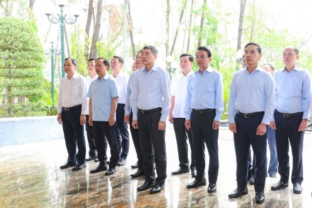 Thủ tướng Lê Minh Hưng dâng hương tri ân các anh hùng liệt sĩ tại Khu di tích Ngã ba Đồng Lộc