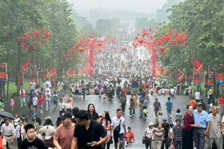 Phú Thọ: Mưa nặng hạt, Đền Hùng vẫn kín dòng người