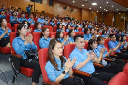Lãnh đạo tỉnh Bắc Ninh đối thoại với cán bộ công đoàn, đoàn viên, người lao động