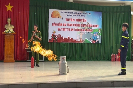 Tập huấn kỹ năng PCCC và an toàn giao thông cho học sinh Trường THCS Hùng Vương