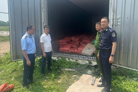 Quảng Ninh: Khám xét 3 kho hàng, thu giữ hơn 25 tấn thực phẩm đông lạnh