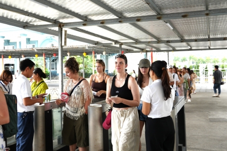 Vịnh Hạ Long đón lượng lớn du khách quốc tế tham quan