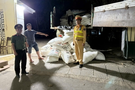 Cao Bằng: Tạm giữ phương tiện vận chuyển 10 tấn phân bón không rõ nguồn gốc