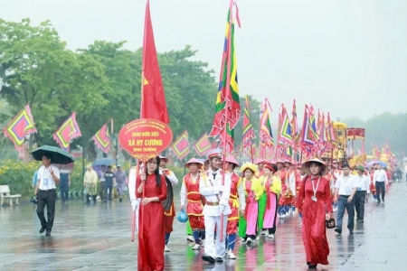 Sắc màu rộn ràng trong lễ rước kiệu về Đền Hùng
