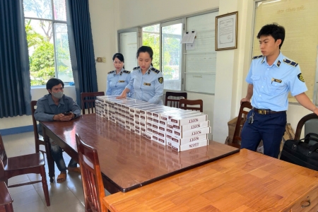 Khánh Hòa: Tạm giữ 900 bao thuốc lá nhập lậu vận chuyển bằng xe máy