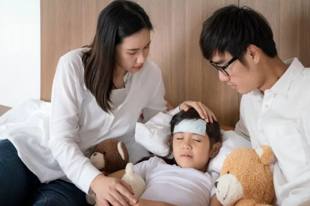 Cha mẹ cùng được nghỉ, cùng hưởng chế độ khi chăm con ốm