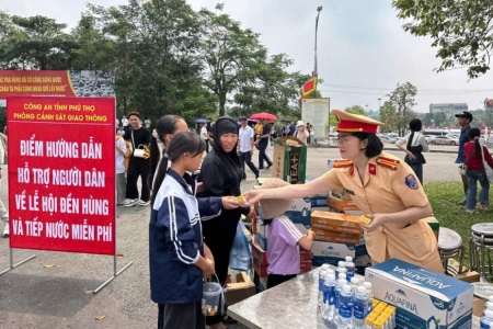 CSGT Phú Thọ phát miễn phí hàng trăm thùng nước và sữa cho người dân về Giỗ Tổ