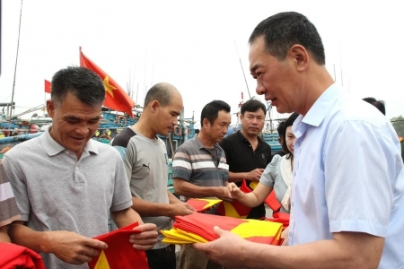 Quỹ “Kết nối yêu thương - Lan tỏa nhân ái” tổ chức trao tặng cờ Tổ quốc cho ngư dân Sầm Sơn