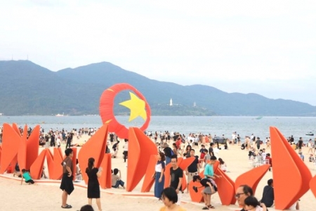 Đến Đà Nẵng để mãn nhãn với màn trình diễn nghệ thuật flyboard xuất hiện lần đầu trên biển