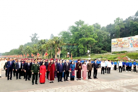 Tổng Bí thư, Chủ tịch nước Tô Lâm cùng lãnh đạo dâng hương tri ân các Vua Hùng