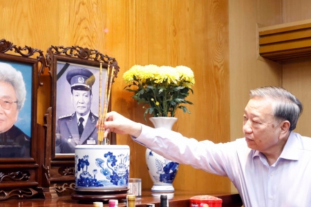 Tổng Bí thư, Chủ tịch nước Tô Lâm thắp hương tưởng niệm các đồng chí nguyên lãnh đạo Đảng, Nhà nước