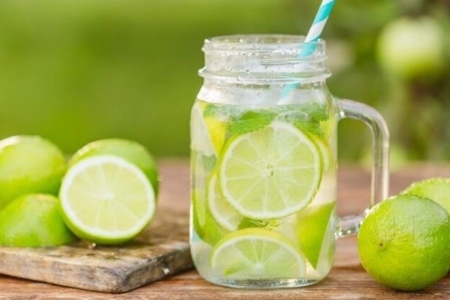Cơ chế hỗ trợ kiểm soát axit uric từ thói quen uống nước chanh pha loãng