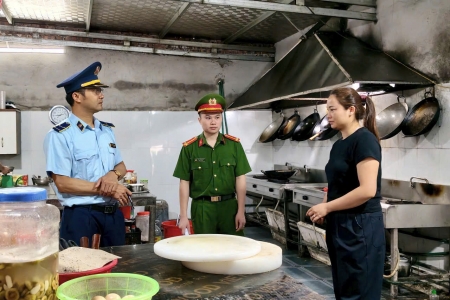 Đội Quản lý thị trường số 3 Lạng Sơn siết chặt kiểm tra an toàn thực phẩm