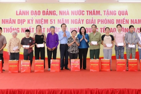 Chủ tịch Ủy ban Trung ương MTTQ Việt Nam trao quà cho gia đình chính sách tại Thanh Hóa