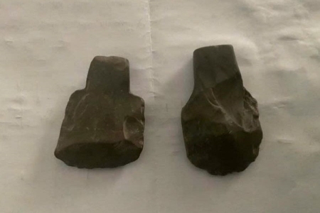 Quảng Trị: Phát hiện 5 rìu đá hàng nghìn năm tuổi trong hang Én