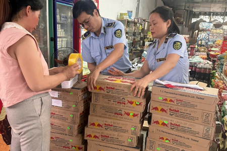 Thái Nguyên: Tiêu hủy hàng trăm lon nước tăng lực nhập lậu