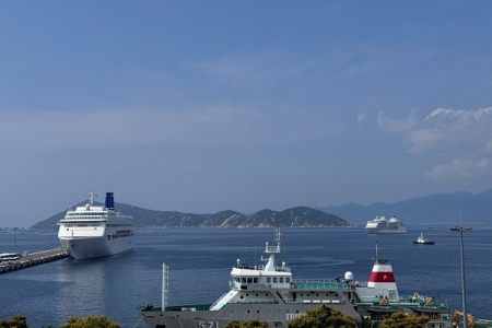 Khánh Hòa đón hai tàu biển quốc tế Piano Land và Seven Seas Navigator cập cảng Cam Ranh