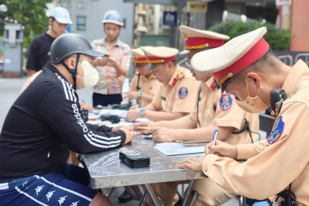 Hà Nội tăng cường xử lý vi phạm nồng độ cồn dịp nghỉ lễ, hàng trăm trường hợp bị phát hiện