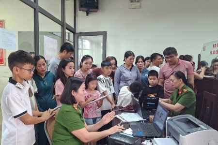 Công an Nghệ An tăng tốc cấp căn cước, định danh điện tử cho trẻ em trong kỳ nghỉ lễ