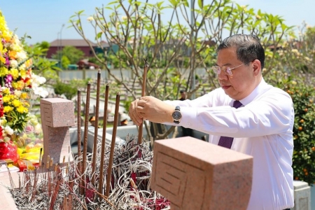 Phó Thủ tướng Thường trực Phạm Gia Túc dâng hương tri ân các anh hùng liệt sĩ tại Hà Tĩnh