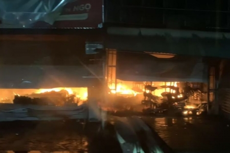 Hà Tĩnh: Cháy chợ lúc rạng sáng, 2 ki-ốt bị thiêu rụi