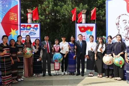 Lâm Đồng: Khai mạc Triển lãm tranh cổ động kỷ niệm 51 năm Ngày Giải phóng miền Nam