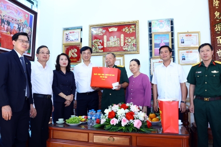 Trưởng Ban Tổ chức Trung ương Nguyễn Duy Ngọc thăm, tặng quà người có công, công nhân tại Bắc Ninh