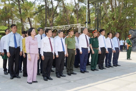Tổng Bí thư, Chủ tịch nước Tô Lâm dâng hương tri ân các Anh hùng liệt sĩ tại Nghĩa trang Trường Sơn