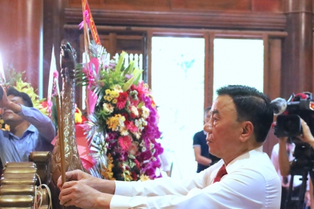 Thường trực Ban Bí thư Trần Cẩm Tú dâng hương tại Khu di tích quốc gia đặc biệt Kim Liên