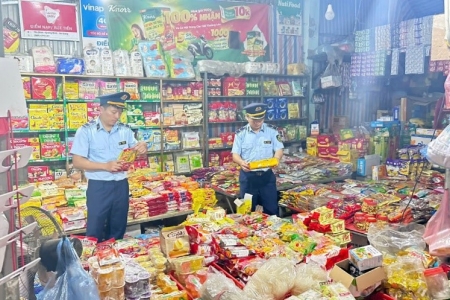 Đội QLTT số 8 tỉnh Tuyên Quang siết chặt quản lý trong Tháng hành động vì an toàn thực phẩm