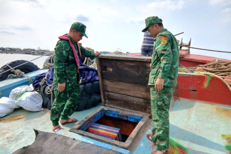 Bắt giữ vụ vận chuyển trái phép 15.000 lít dầu DO trên biển Ninh Bình