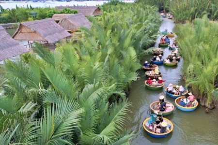 Du lịch miền Trung bứt phá mùa cao điểm