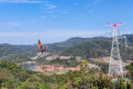 ADB khởi động gói đầu tư 70 tỷ USD để kết nối lưới điện và mạng số của châu Á