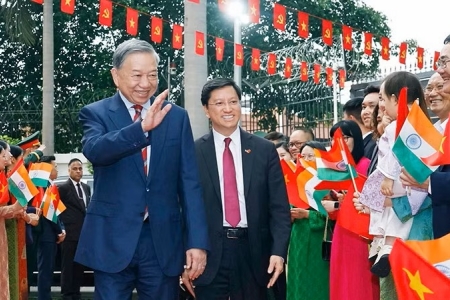Tổng Bí thư, Chủ tịch nước Tô Lâm gặp gỡ cán bộ Đại sứ quán và cộng đồng người Việt Nam tại Ấn Độ