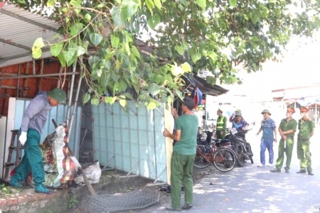 Ninh Bình: Công an xã Vụ Bản giải tỏa vi phạm về hành lang an toàn giao thông trên tuyến Quốc lộ 37B