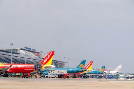 Giá vé máy bay leo thang, nhiều hãng bay cắt giảm chuyến