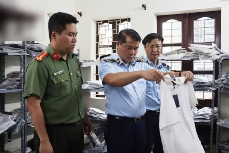 Hà Nội: Tạm giữ hơn 700 sản phẩm quần áo, giày dép nghi giả nhãn hiệu