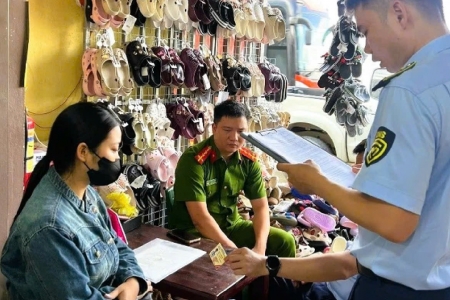 Thanh Hóa xử phạt 2 hộ kinh doanh buôn bán dép giả nhãn hiệu Crocs