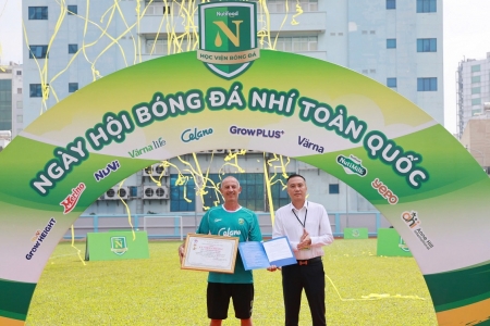 HLV Guillaume Graechen được vinh danh tại Ngày hội bóng đá Nhí Nutifood 2026
