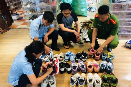 Ninh Bình: Phát hiện cơ sở kinh doanh giày thể thao có dấu hiệu giả mạo nhãn hiệu