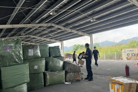 Hải quan bắt giữ, xử lý 4 lô hàng quá cảnh có dấu hiệu xâm phạm quyền sở hữu trí tuệ