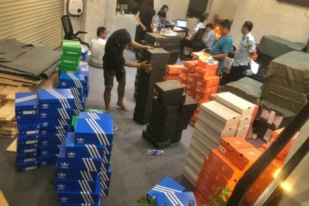 TP. Hồ Chí Minh: Khởi tố vụ án xâm phạm sở hữu công nghiệp, thu giữ lượng lớn hàng giả nhãn hiệu