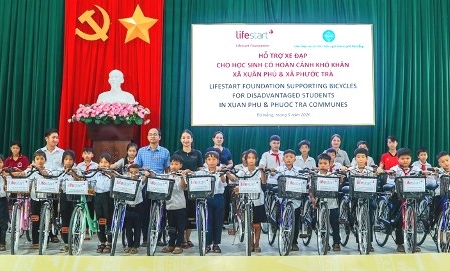 Đà Nẵng: Tổ chức Lifestart Foundation (Úc) trao 50 xe đạp cho học sinh nghèo vùng cao